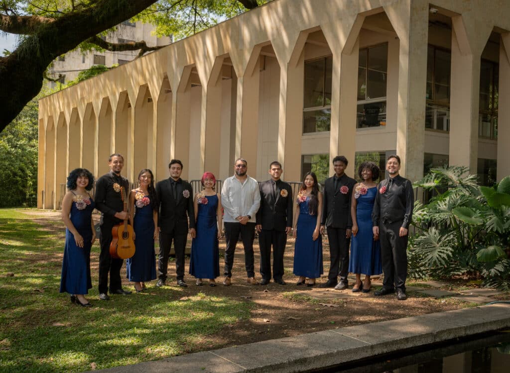 Ensamble Vocal Raices con vestido formal