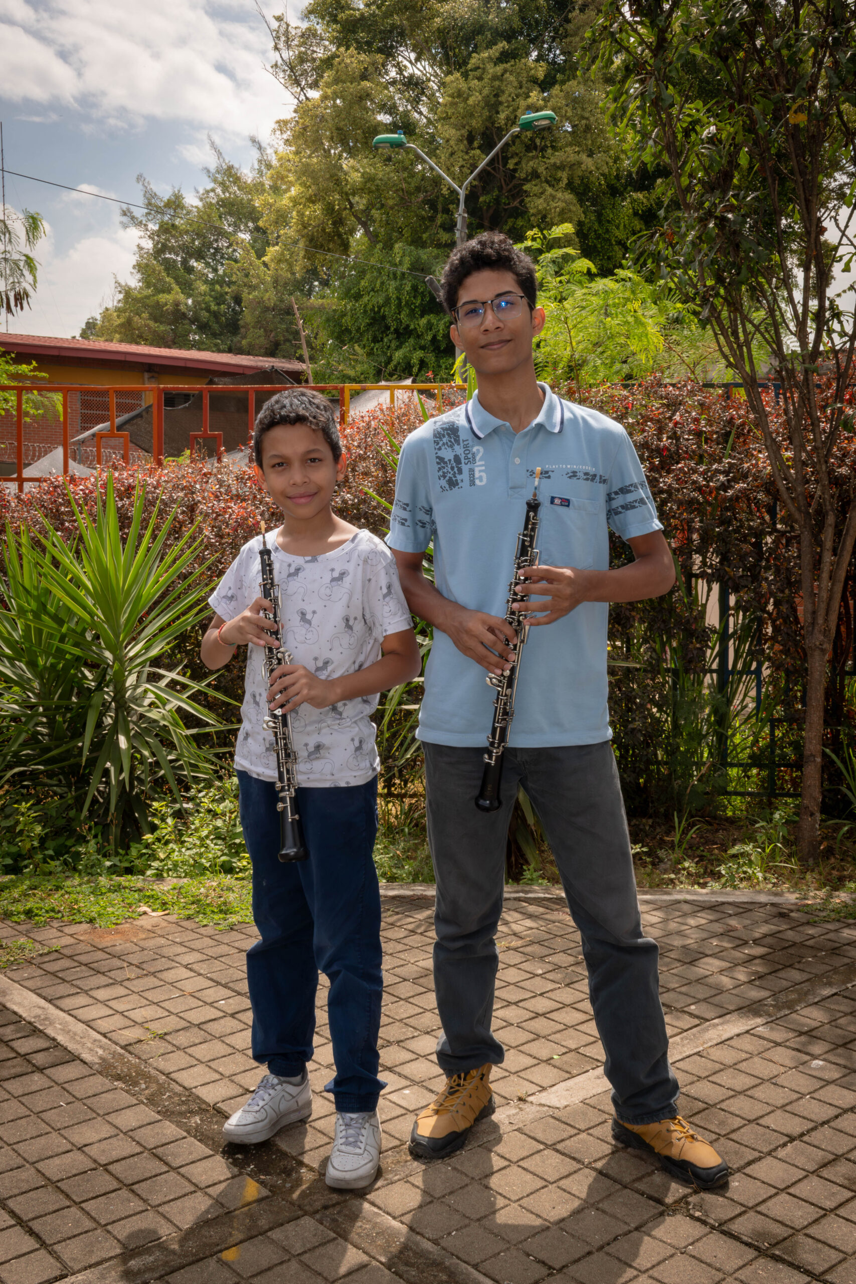 Estudiantes de la Comuna 21 en una clase de música