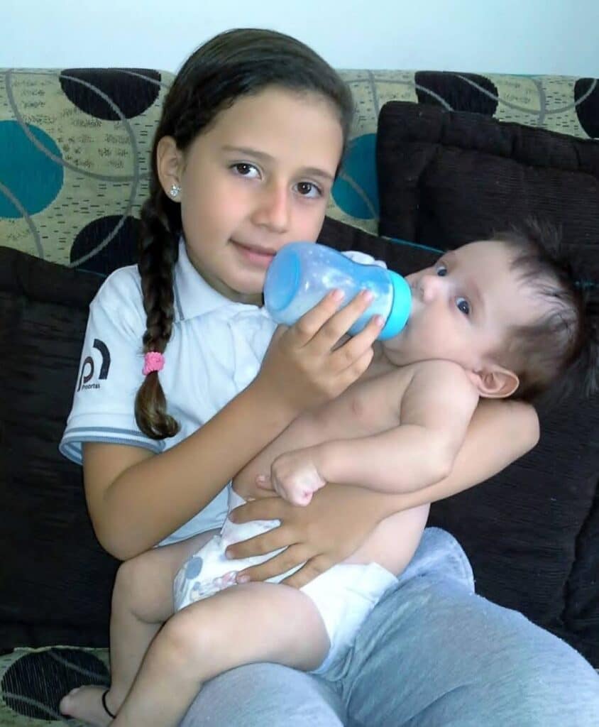 Yuri Alexandra Londoño con su sobrino en brazos